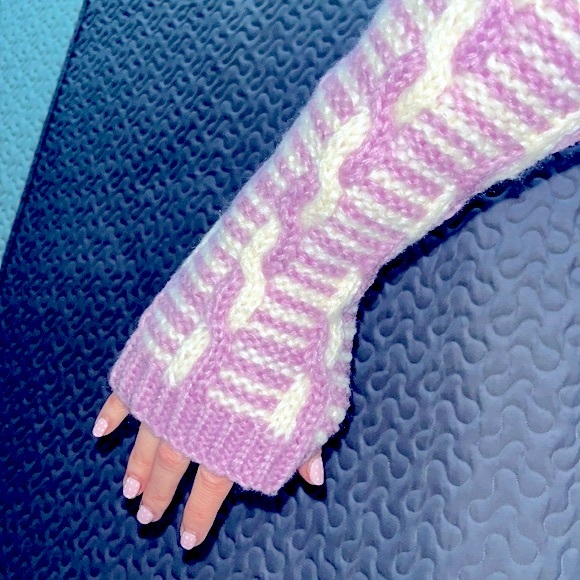 Free People Mariella Chunky Arm Warmers Pink/Cream Combo - Picture 4 of 7